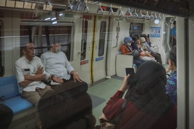 Warga menaiki moda transportasi Light Rail Transit (LRT) Jakarta Bogor Depok Bekasi (Jabodebek), Senin (28/8/2023) sore.
 Foto: Jamal Ramadhan/kumparan