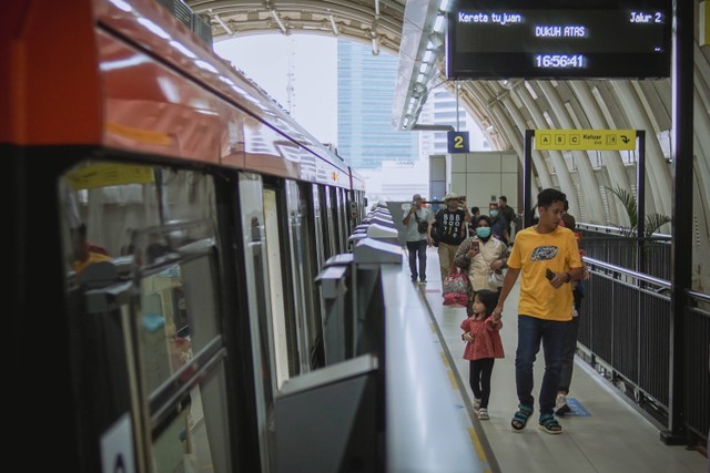 Warga menaiki moda transportasi Light Rail Transit (LRT) Jakarta Bogor Depok Bekasi (Jabodebek), Senin (28/8/2023) sore.
 Foto: Jamal Ramadhan/kumparan