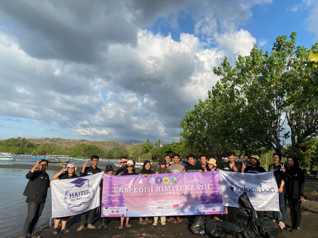 Himiteka IPB University Inisiasi Coastal Clean Up di Pantai Teluk Terima