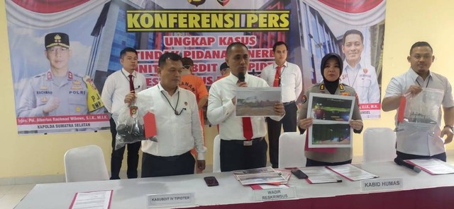 Polisi saat memperlihatkan barang bukti dari dua pelaku pembawa batu bara ilegal, Foto : Istimewa