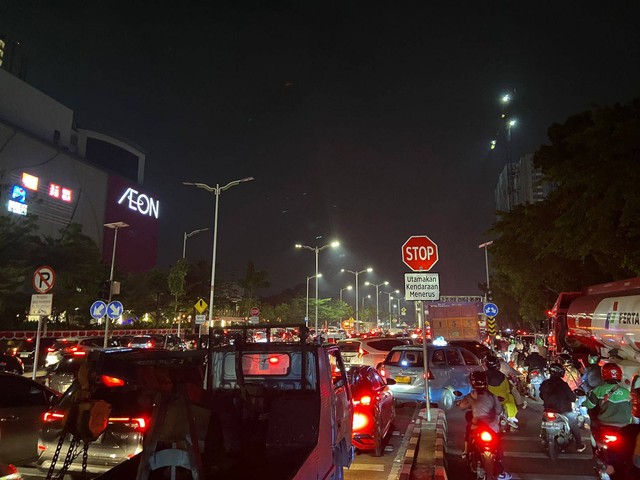 Suasana horor kemacetan di Tanjung Barat. Foto: Angelina Anjar/kumparan