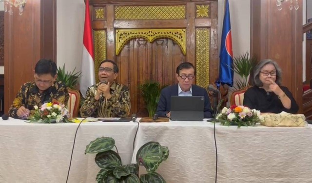 Menko Polhukam Mahfud MD, Menkumham Yasonna H Laoly, Dubes RI untuk Ceko Kenssy Dwi Ekaningsih di KBRI Praha, Senin (28/8). Foto: Dok. Istimewa