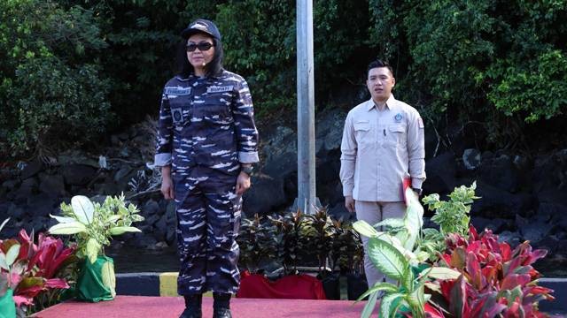 Bupati Sitaro, Evangelian Sasingen, menjadi inspektur upacara pembukaan kegiatan Bakti Sosial dan Kesehatan yang digelar bersama dengan Pangkalan Utama TNI AL (Lantamal) VIII Manado