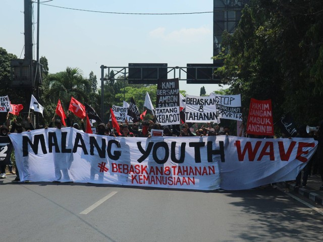 Massa aksi berjalan menuju Kantor Pengadilan Negeri Malang. Foto: Dokumentasi pribadi