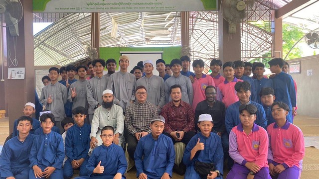 Dosen Universitas Ahmad Dahlan (UAD) bersama guru dan siswa Kalamullah Al-Qur’an and Multilingual School, Yaring, Pattani, Thailand (Dok. Istimewa)