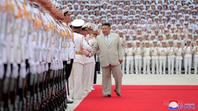 Pemimpin Korea Utara Kim Jong Un mengunjungi Komando Angkatan Laut Tentara Rakyat Korea (KPA) pada kesempatan Hari Angkatan Laut, di Korea Utara, 29 Agustus 2023. Foto: KCNA melalui REUTERS