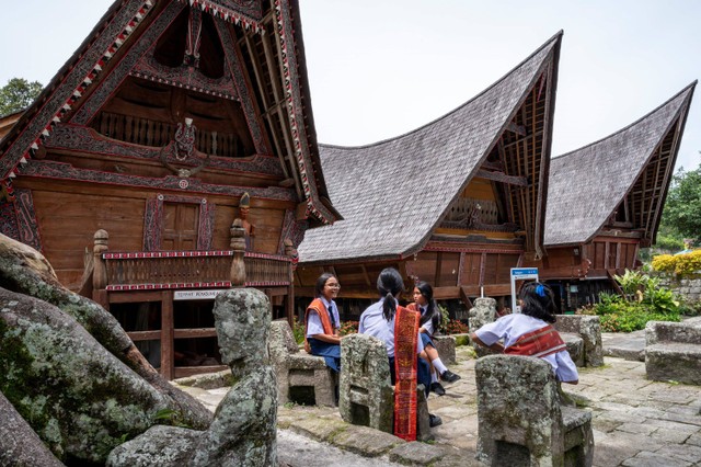 Sejumlah pelajar bercengkerama di situs sejarah Batu Persidangan Huta Siallagan di Ambarita, Pulau Samosir, Sumatera Utara, Senin (28/8/2023). Foto: Ismar Patrizki/Antara Foto