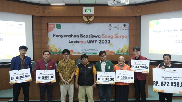 Dokumentasi penyerahan Beasiswa sang surya Lazismu UMY 2023