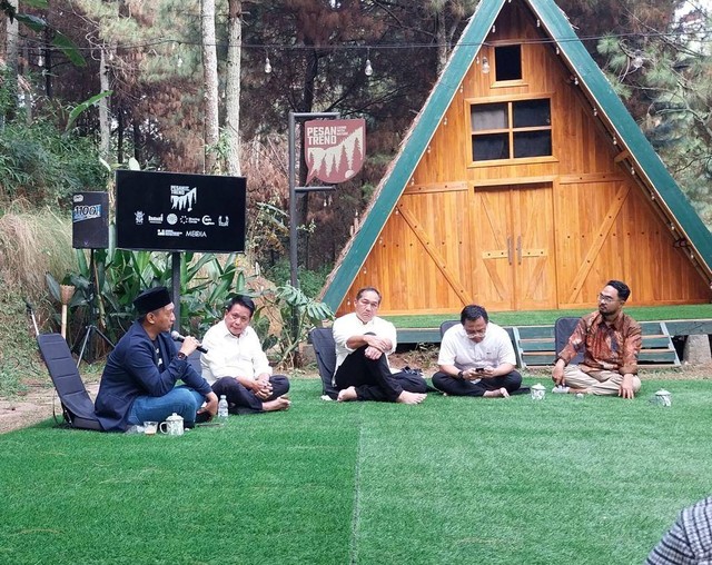 Pengurus MES kunjungi Pesan_Trend yang dikelola Ustaz Hanan Attaki. Foto: Istimewa