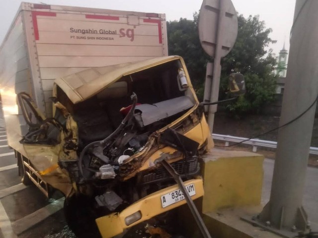 Kondisi truk yang tabrak separator jalan di Tol JORR kawasan Jagakarsa, Selasa (29/8/2023). Foto: Dok. Istimewa