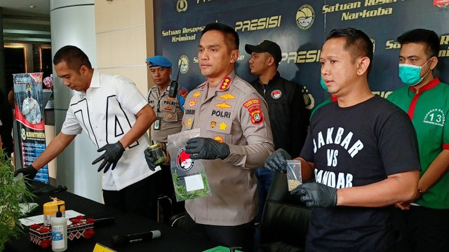 Polisi menujukkan tersangka Oge Arthemus dan barang bukti saat konpers narkoba di Polres Jakarta Barat, Selasa (29/8/2023).  Foto: Aprilandika Pratama/kumparan