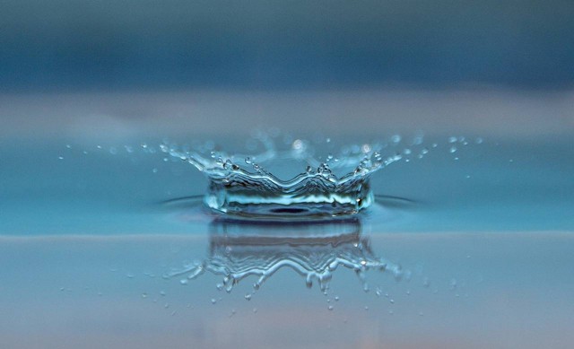 Ilustrasi fungsi air bagi manusia. Sumber: Pixabay/Roegger
