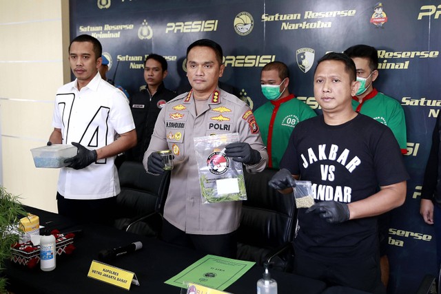 Tersangka Oge Arthemus dihadirkan rilis terkait penyalahgunaan narkoba di Polres Metro Jakarta Barat, Jakarta, Selasa, (29/8/2023).  Foto: Agus Apriyanto