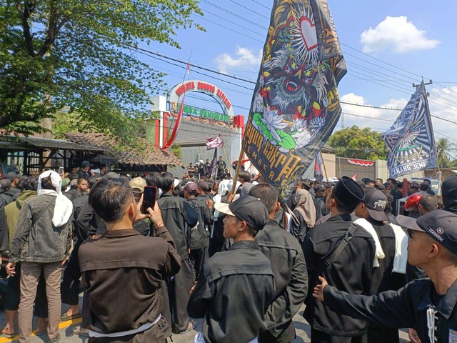 Sekitar 500 pesilat PSHT turun ke jalan menghadang rencana pembongkaran tugu oleh aparat dari Pemerintah Kecamatan Pakusari, Kabupaten Jember, Jawa Timur, Senin, 28 Agustus 2023 Foto: kumparan