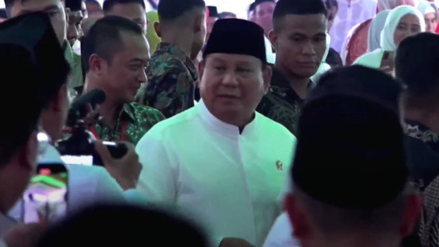 Menhan Prabowo Subianton menghadiri Muktamar Sufi Internasional di Sahid International Convention Center, Pekalongan, Selasa (29/8/2023). Foto: Youtube/Garuda TV