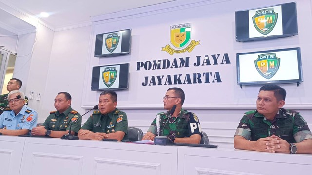 Pomdam Jaya melakukan konferensi pers atas kasus penculikan dan penganiayaan yang berujung kematiannya Imam Masykur yang dilakukan oleh 3 anggota TNI 1 dari Paspampres, Selasa (29/8/2023). Foto: Thomas Bosco/kumparan