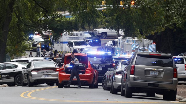 Petugas keamanan berada di South Street dekat Bell Tower di Universitas North Carolina di kampus Chapel Hill di Chapel Hill, N.C., Senin, 28 Agustus 2023, setelah ada laporan tentang "orang bersenjata dan berbahaya" di kampus. Foto: Kaitlin McKeown/AP