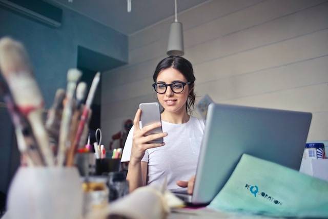 Ilustrasi jenis-jenis dari short message, sumber foto: unsplash.com/Mr Cup / Fabien Barral
