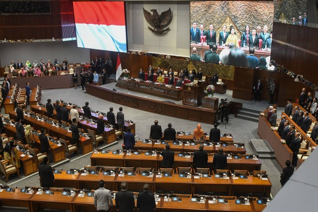 Sejumlah legislator menyanyikan lagu Indonesia Raya dalam rapat paripurna memperingati HUT ke-78 DPR RI di kompleks Parlemen, Senayan, Jakarta, Selasa (29/8/2023). Foto: Aditya Pradana Putra/Antara Foto