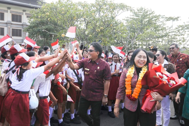 Menteri PPPA I Gusti Ayu Bintang Darmawati, ditemani Bupati Badung Giri Prasta meresmikan desa/kelurahan ramah perempuan dan peduli anak di Balai Budaya Giri Nata Mandala Puspem Badung, Selasa (29/8/2023). Foto: Pemkab Badung