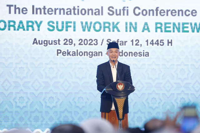 Gubernur Jawa Tengah Ganjar Pranowo dalam memberikan sambutan pada pembukaan Muktamar Sufi Internasional 2023 di Sahid International Convention Center, Kota Pekalongan, Jateng, Selasa (29/8/2023). Foto: Dok. Istimewa