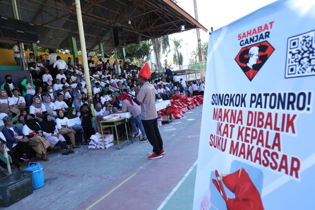 Sahabat Ganjar dalam menggelar seminar pengenalan budaya Songkok Patonro bersama warga Kota Makassar, Sulsel, Sabtu (26/8). Foto: Dok. Istimewa