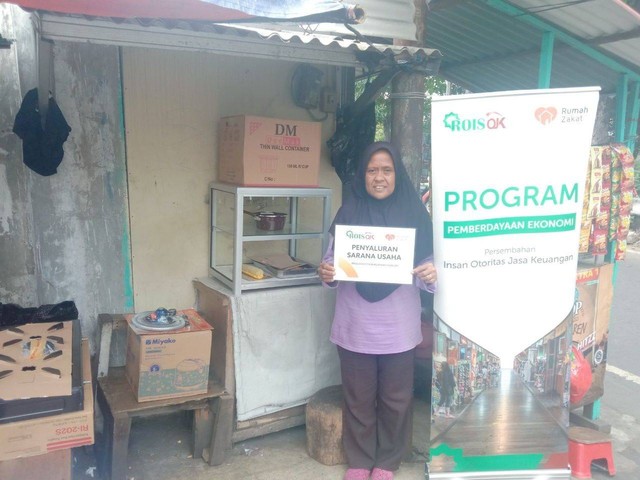 Salah satu penerima manfaat yang menerima penguatan produk yaitu Riva Hadijah (43th) pedagang gado-gado di daerah Tanah Tinggi Gang 12 , Tanah Tinggi, Jakarta Pusat.