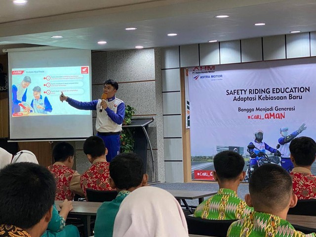 Febri Andrian, Instruktur Safety Riding Honda sedang Memberikan Edukasi kepada Siswa SMKN 5 Pontianak. Foto: Dok. Astra Motor Kalbar