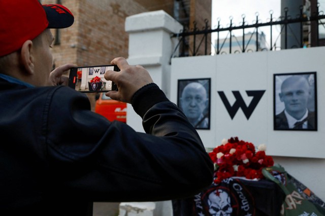 Seorang pria mengambil gambar peringatan darurat untuk Yevgeny Prigozhin, kepala kelompok tentara bayaran Wagner, dan Dmitry Utkin, komandan kelompok, di Nizhny Novgorod, Rusia. Foto: Anastasia Makarycheva/REUTERS