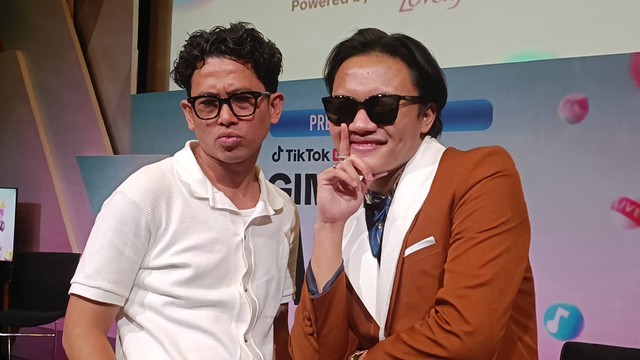Rizky Febian dan Budi Doremi dalam konferensi pers program Gimme The Mic di SCTV Tower, Senayan City, Jakarta Pusat, Selasa (29/8/2023).  Foto: Giovanni/kumparan