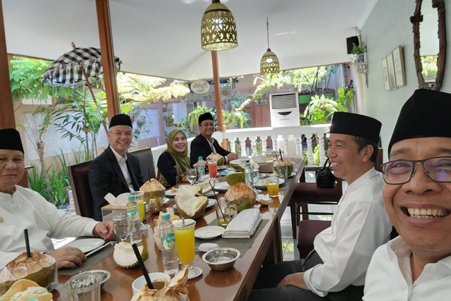 Presiden Joko Widodo makan bersama Menhan Prabowo Subianto dan Gubernur Jawa Tengah Ganjar Pranowo. Foto: Dok. Ari Dwipayana