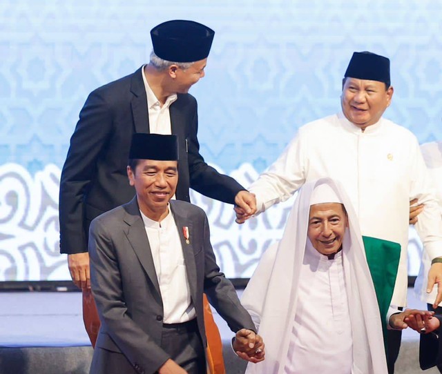 Presiden Jokowi memegang tangan Habib Luthfi bin Yahya, Ganjar Pranowo dengan Prabowo Subianto. Dok: Ist