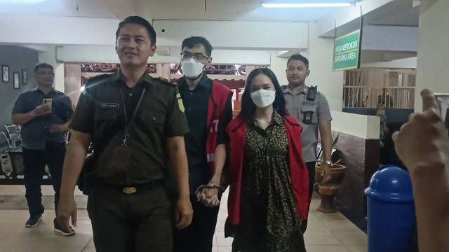 Tiga terdakwa kasus video porno 'Kebaya Merah' menjalani sidang vonis di Ruang Candra Pengadilan Negeri (PN) Surabaya pada Selasa (29/8/2023). Foto: Farusma Okta Verdian/kumparan