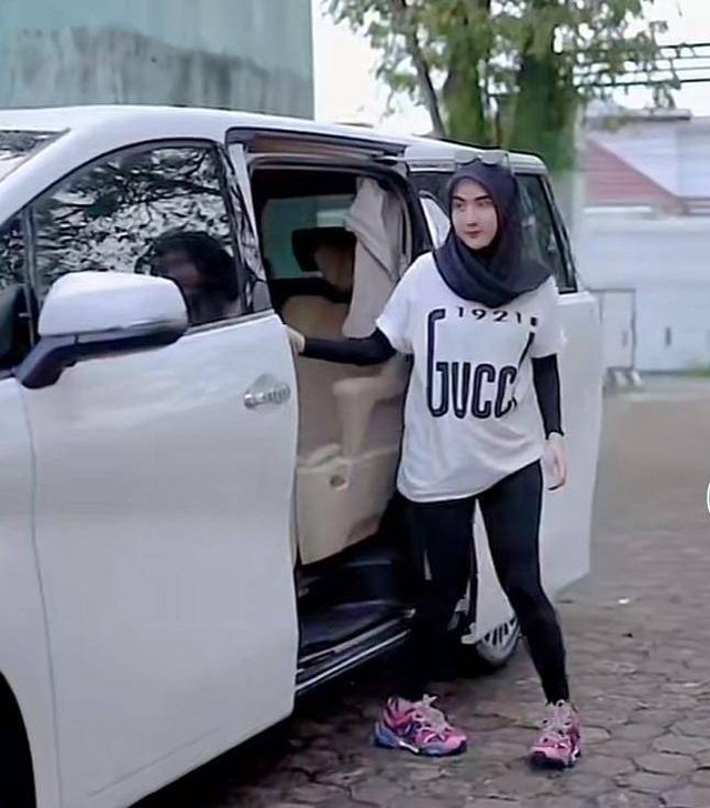 Salah satu mobil mewah yang diperlihatkan Adelia Putri Salma, Foto : Adelia Putri Salma