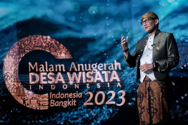 Menparekraf Sandiaga di acara Malam Anugerah Desa Wisata Indonesia (ADWI) 2023 yang digelar di Sasono Utomo Taman Mini Indonesia Indah (TMII), Minggu (27/8). Foto: Dok. Kemenparekraf