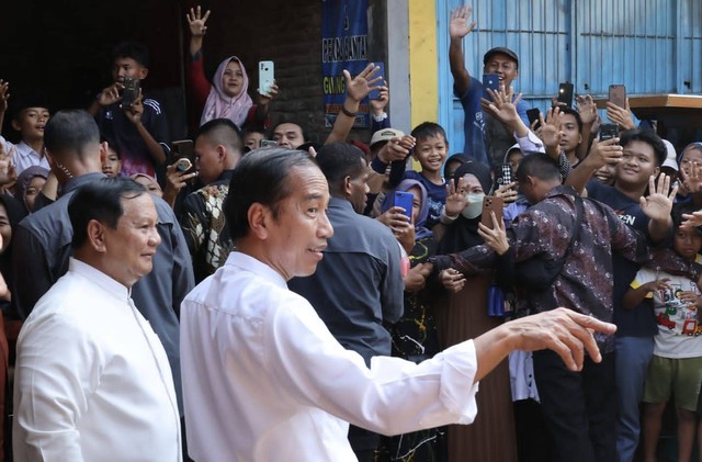 Menhan Prabowo Subianto mendampingi Presiden Jokowi blusukan ke pasar di Pekalongan. Foto: Dok. Tim Media Prabowo Subianto