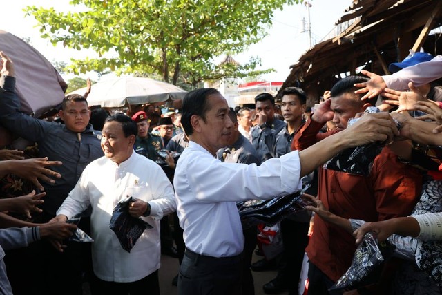 Menhan Prabowo Subianto mendampingi Presiden Jokowi blusukan ke pasar di Pekalongan. Foto: Dok. Tim Media Prabowo Subianto