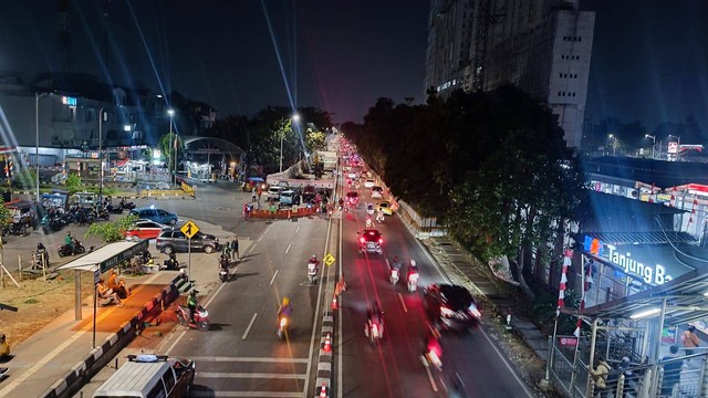 Jalan Raya Tanjung Barat arah Depok, tepatnya di depan Mal AEON Tanjung Barat masih mengalami perlambatan lantaran proyek pemerintah yang memakan seluruh jalur lambat jalan, Selasa (29/8).  Foto: Thomas Bosco/kumparan