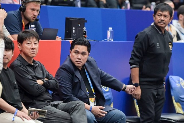 Erick Thohir ajak Timnas sepak bola tonton basket. Foto: Galih Pradipta/ANTARA FOTO