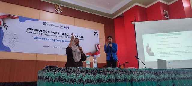 Doctor Candidate Siti Nur’aini S.Psi, M.Si salah satu Tim Ahli Psikologi saat menyampaikan materi di SMKN 2 Jember (Sumber : Humas Unmuh Jember).