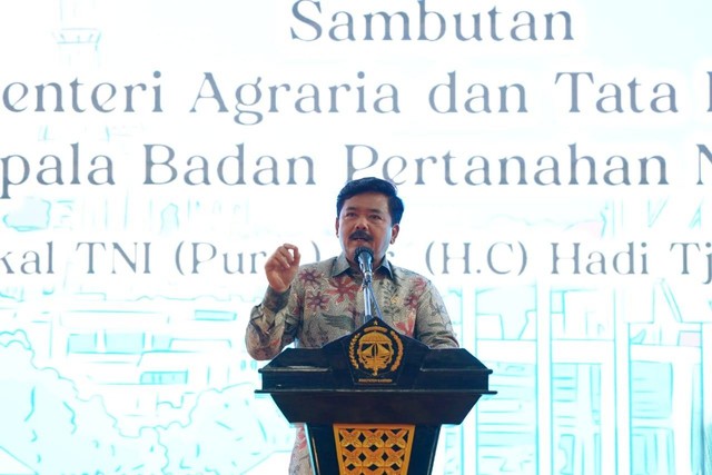 Menteri ATR/BPN, Marsekal TNI (Purn) Hadi Tjajanto, memberikan sambutan dalam acara welcome dinner di kediaman Bupati Karimun, Selasa (29/8). Foto: Istimewa