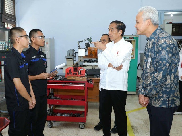 Presiden Jokowi didampingi Gubernur Jateng Ganjar Pranowo mengunjungi SMKN Jateng di Jalan Brotojoyo Nomor 1, Kota Semarang, Jateng, Rabu (30/8/2023). Foto: Dok. Istimewa