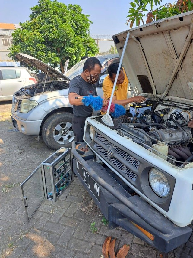 Rupbasan Mojokerto Giatkan Perawatan Mobil Rampasan KPK RI: Radiator Dibersihkan dan Mesin Dipanaskan (Foto:HumasRupMoker)