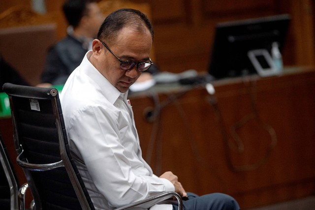 Terdakwa mantan pejabat Ditjen Pajak Kementerian Keuangan Rafael Alun Trisambodo mengikuti sidang dakwaan dugaan penerimaan gratifikasi dan tindak pidana pencucian uang (TPPU) di Pengadilan Tipikor Jakarta, Rabu (30/8/2023). Foto: Wahyu Putro A/ANTARA FOTO
