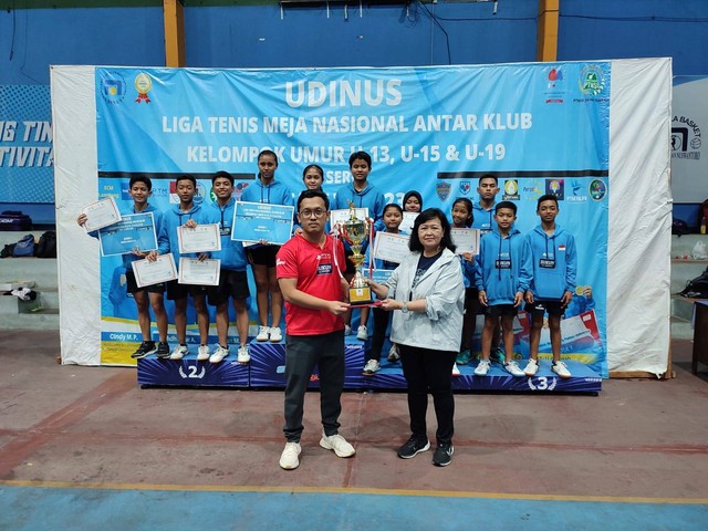 Wakil Rektor III Bidang Kemahasiswaan Udinus, Dr. Kusni Ingsih, M.M saat memberikan piala bagi juara umum