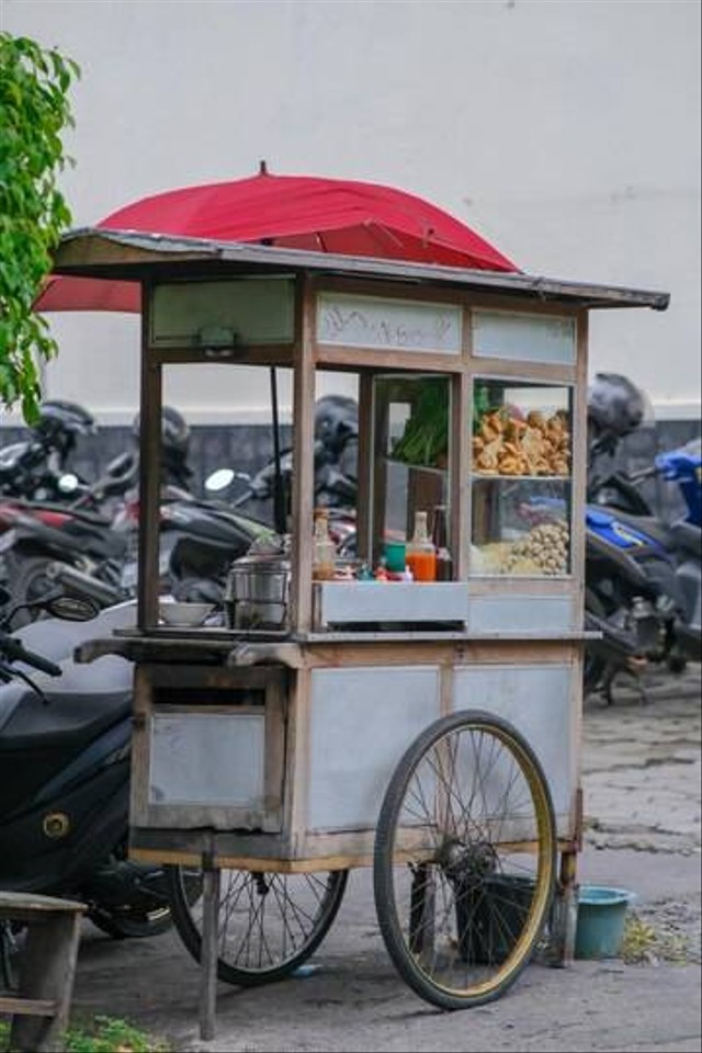 https://www.freepik.com/premium-photo/street-hawker-selling-bakso-meatball-soup-yogyakarta-20-february-2023_40140424.htm#page=3&query=umkm&position=32&from_view=search&track=sph