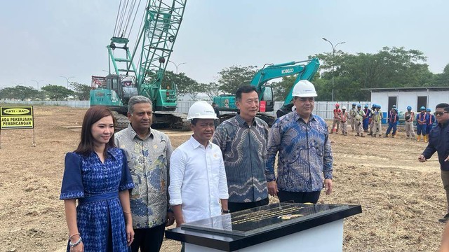 Menteri Investasi/Kepala BKPM Bahlil Lahadalia meresmikan peletakan batu pertama pabrik PepsiCo pertama di Indonesia di Cikarang, Rabu (30/8/2023). Foto: Fariza Rizky Ananda/kumparan