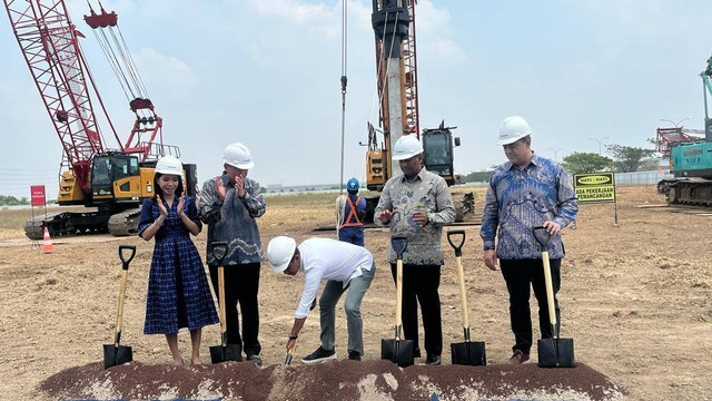 Menteri Investasi/Kepala BKPM Bahlil Lahadalia meresmikan peletakan batu pertama pabrik PepsiCo pertama di Indonesia di Cikarang, Rabu (30/8/2023). Foto: Fariza Rizky Ananda/kumparan