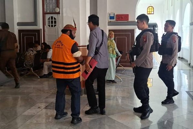Mantan Bupati Mamberamo Tengah, Ricky Ham Pagawak di PN Tipikor Makassar, Rabu (30/8). Dok: Ist