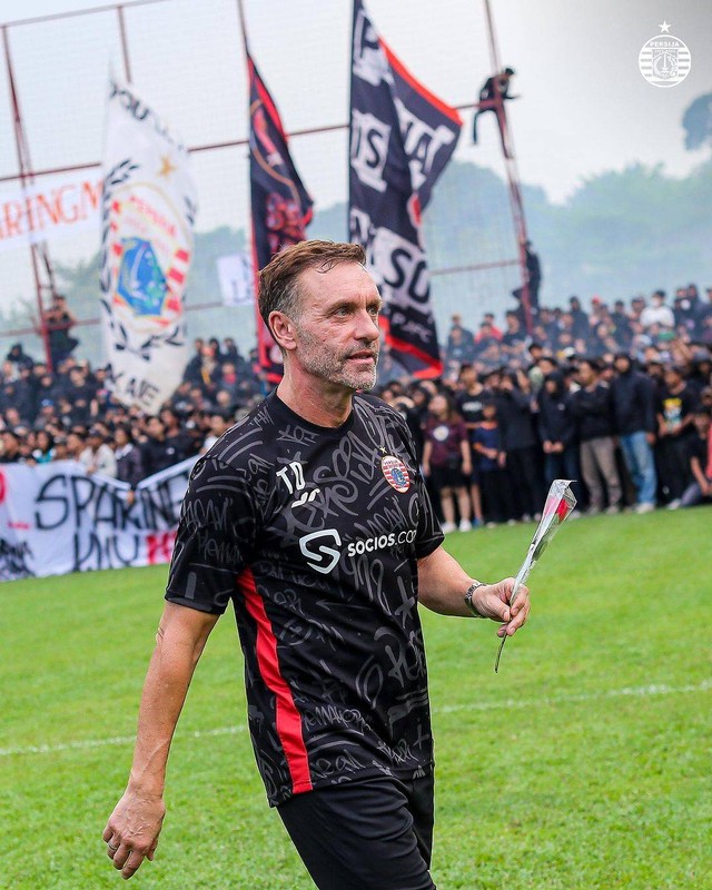 Thomas Doll memimpin latihan Persija Jakarta jelang laga melawan Persib Bandung di Liga 1 2023/24, Selasa (29/8). Foto: IG/@persija